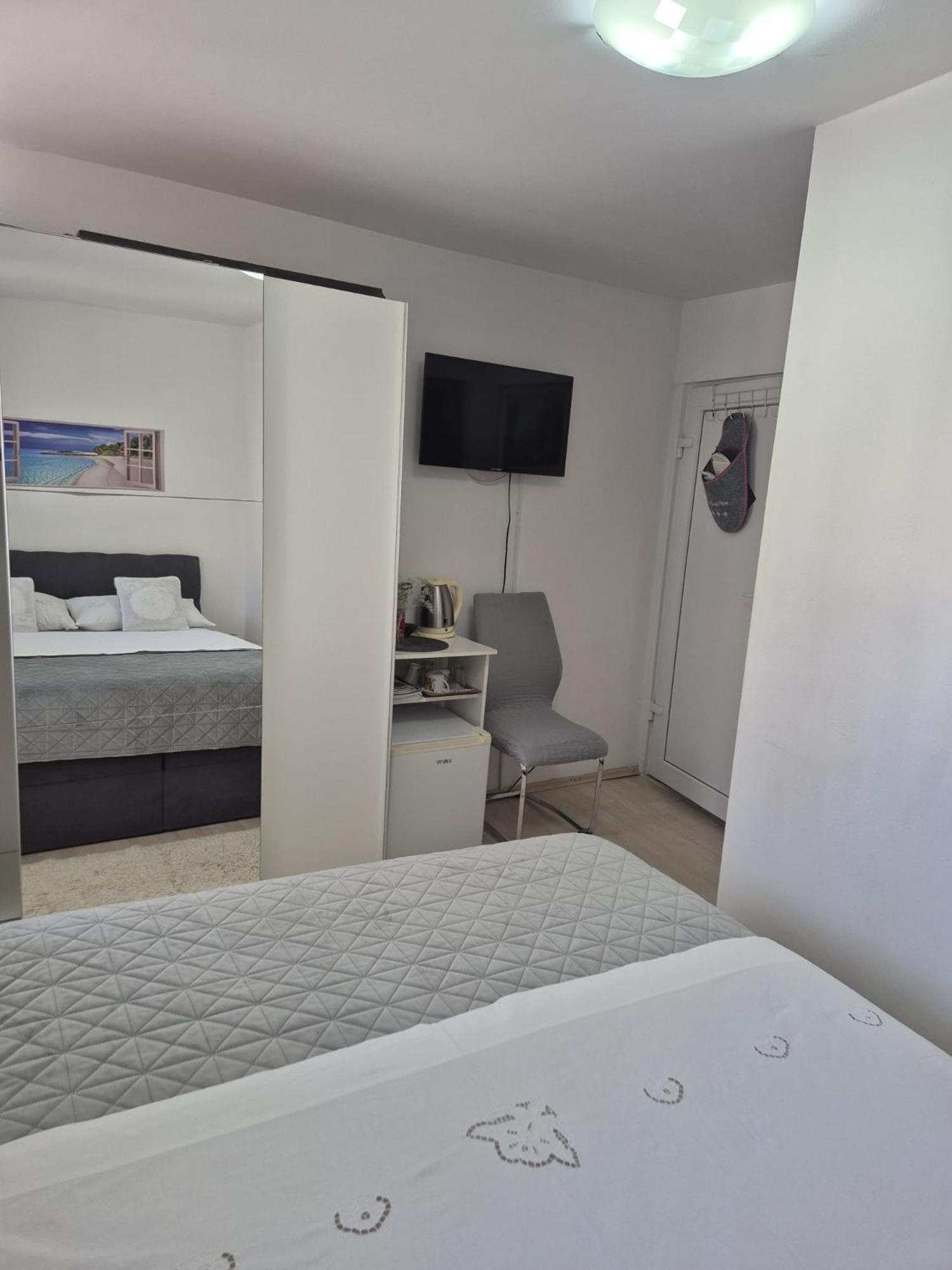 Room Near The Center Split Buitenkant foto