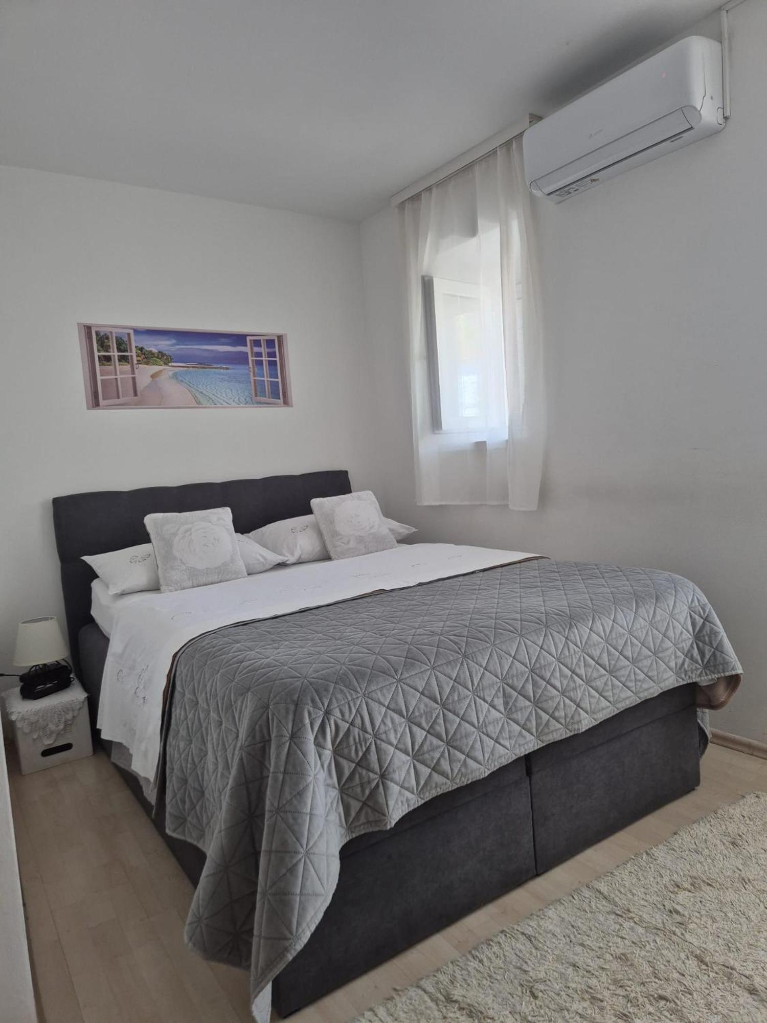 Room Near The Center Split Buitenkant foto