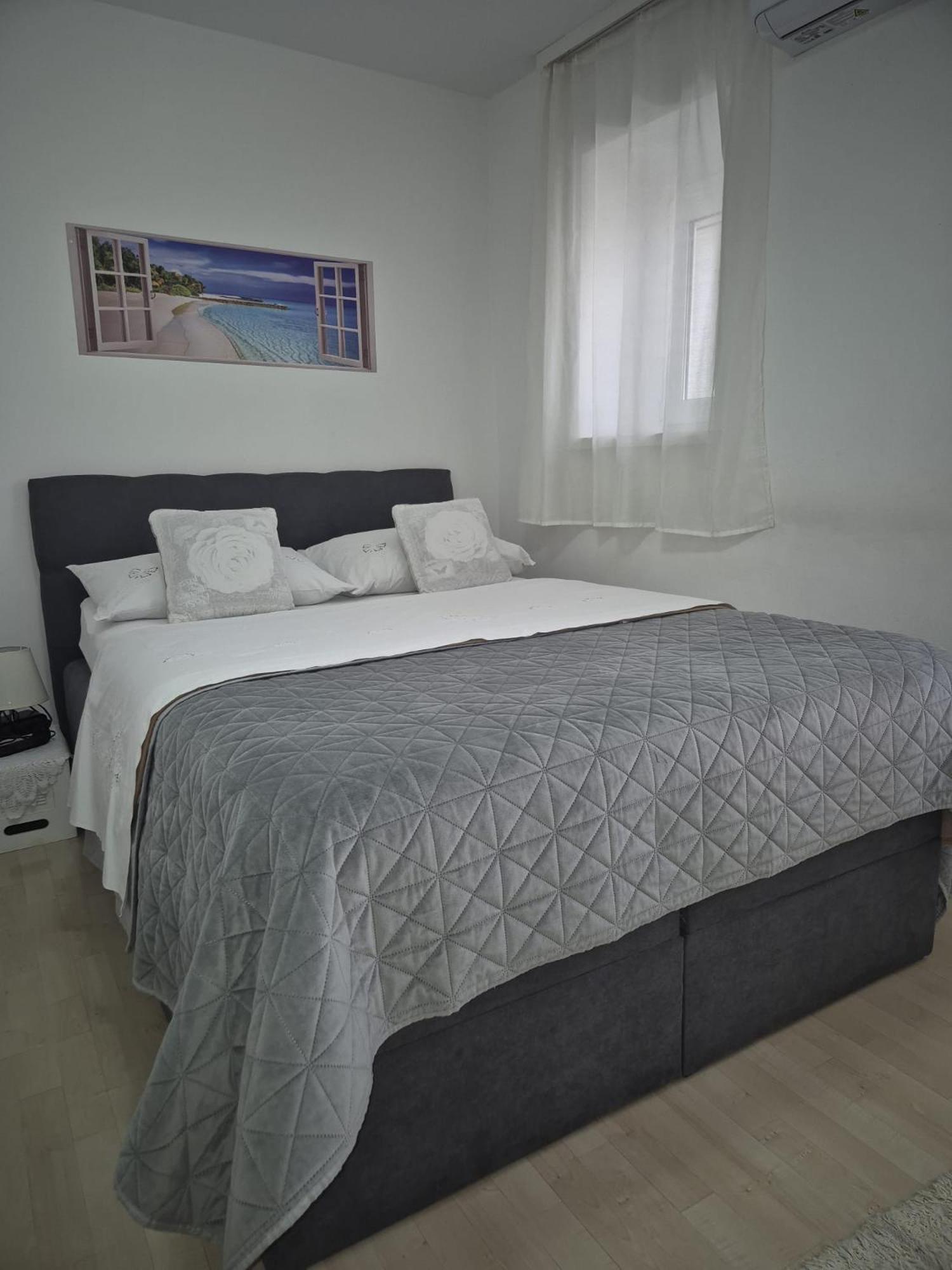 Room Near The Center Split Buitenkant foto