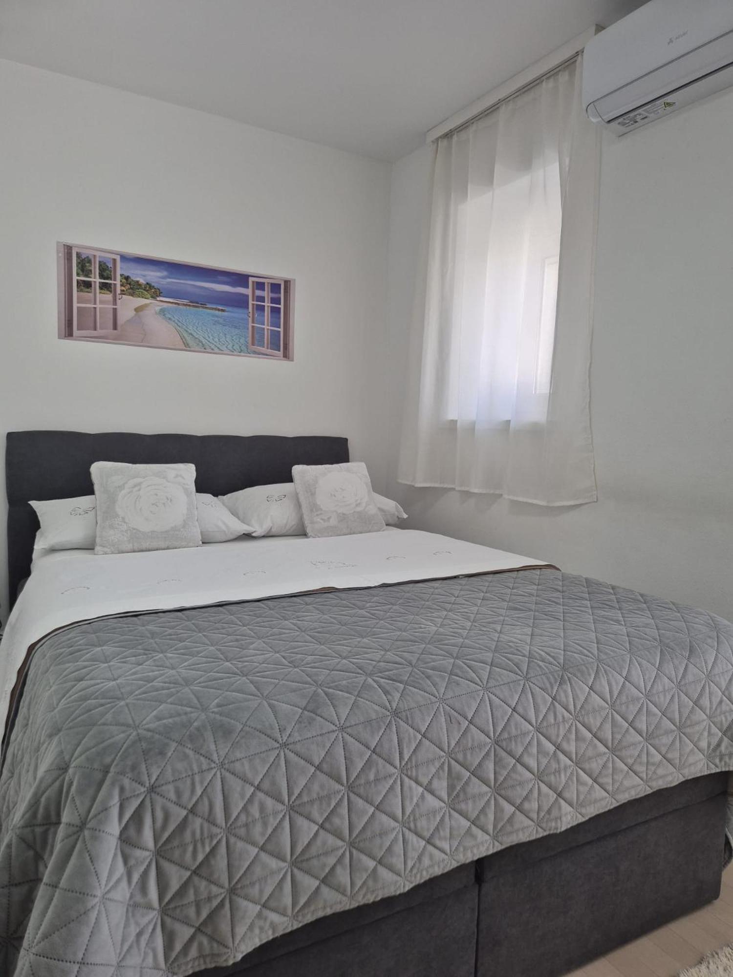 Room Near The Center Split Buitenkant foto