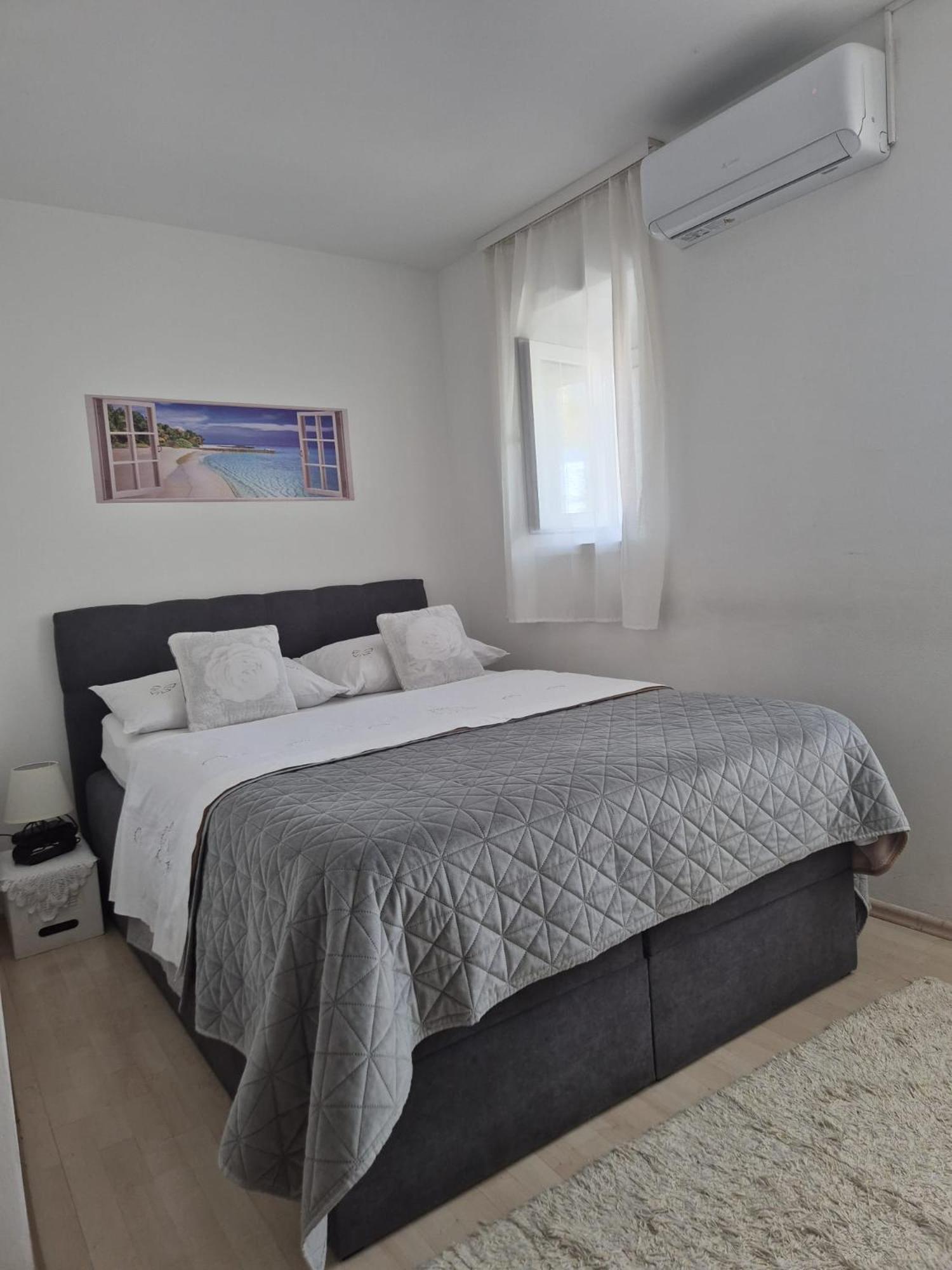 Room Near The Center Split Buitenkant foto