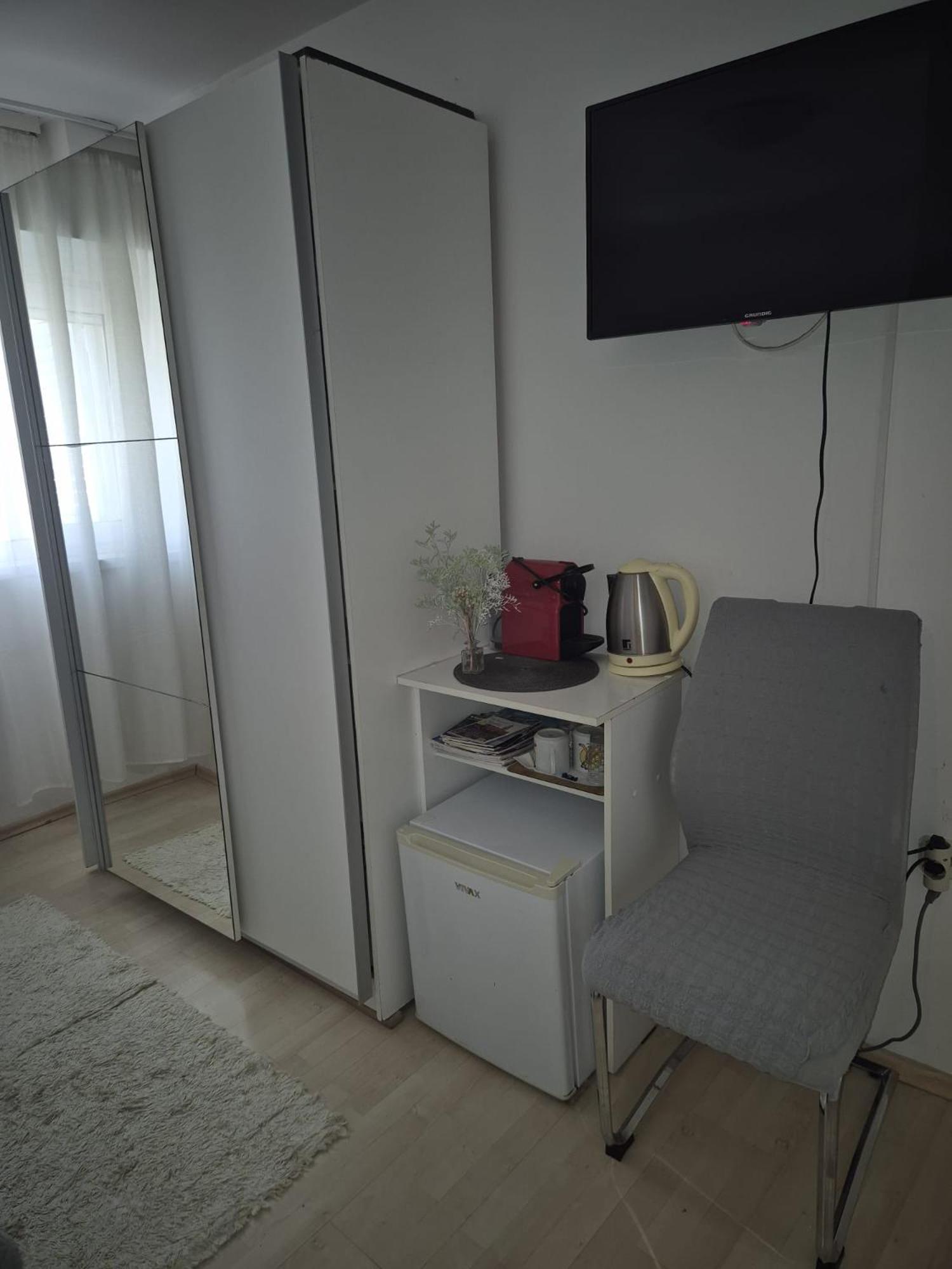 Room Near The Center Split Buitenkant foto